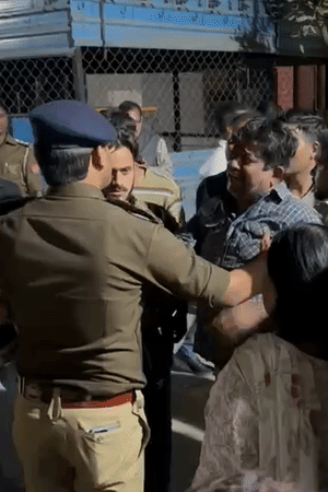 उनैज के पिता ने पुलिस अधिकारी रजनीश वर्मा के माथे पर भी उंगली लगाकर बताया कि यहां गोली मारी गई है।