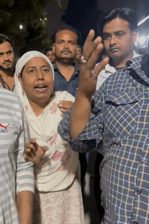 लोकबंधु अस्पताल के बाहर मृतक बच्चे के घरवाले पहुंचे। एक महिला पुलिस के आगे हाथ जोड़कर कार्रवाई की गुजारिश करती रही।