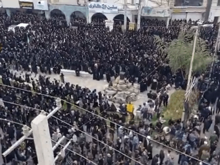 ईरान के मिनाब शहर में गर्ल्स स्कूल पर हमले में मारी गई 165 लड़कियों का सार्वजनिक अंतिम संस्कार किया गया। इस दौरान हजारों लोग मैदान में जमा हुए।