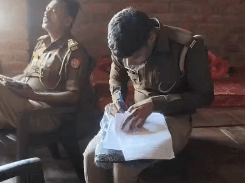 पुलिस ने नेहा की पॉकेट से एक सुसाइड लेटर भी बरामद किया है।