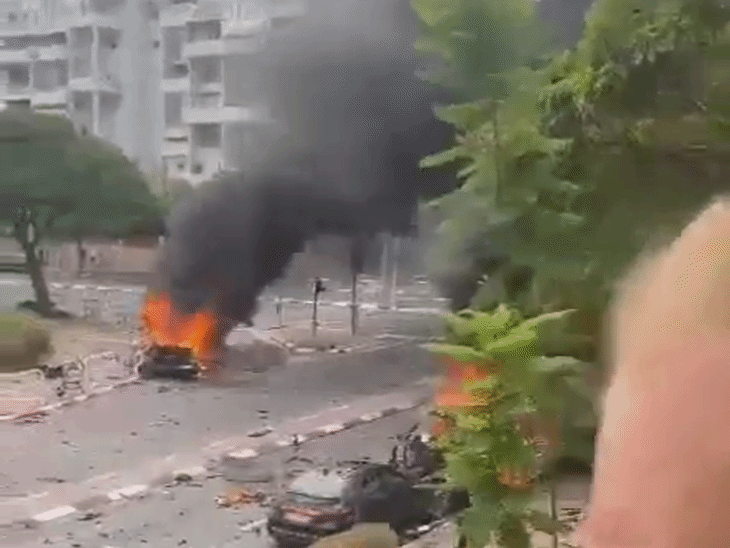 ईरान ने मंगलवार को इजराइल के पेटाह टिकवा शहर पर मिसाइल अटैक किया। इजराइल के चैनल 12 के मुताबिक, मिसाइल के टुकड़े शहर में कई जगह गिरे, जिससे कुछ नुकसान हुआ है।