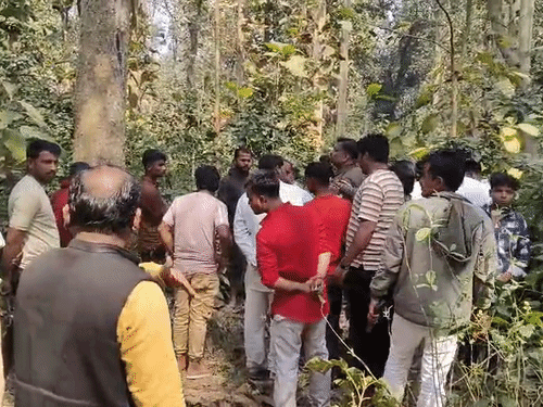 जंगल में महिला का शव मिलने की सूचना पर ग्रामीणों की भीड़ जुटी।