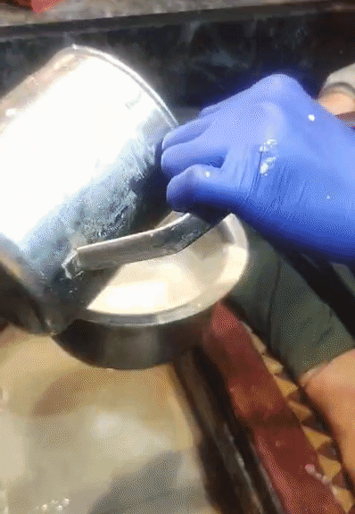 आदित्य ठंडाई तैयार करते हुए।