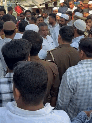 सरोजनी नगर के बेहसा गांव में भीड़ ने पुलिस के खिलाफ जमकर नारेबाजी की। नाराज लोग बोले कि जब तक आरोपियों की गिरफ्तारी नहीं होगी, शव का अंतिम संस्कार नहीं करेंगे।