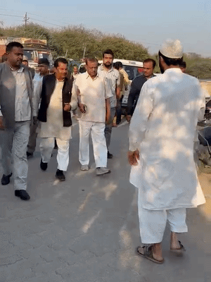 मोहनलालगंज से सपा सांसद आरके चौधरी भी पीड़ित परिवार से मिलने पहुंचे।