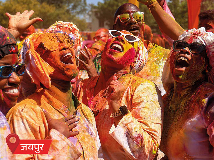 आज देशभरात होळी: राजस्थानमध्ये परदेशी पाहुण्यांनी रंग-गुलाल उधळला; अखिलेश यादव यांनी मनोज तिवारीवर व्हिडिओ गाणे बनवले
