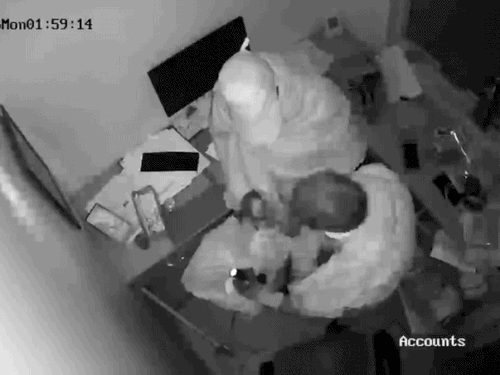 कार शोरूम में तोड़फोड़ कर 13.89 लाख चोरी,VIDEO:  फिंगरप्रिंट छुपाने के लिए ग्लव्स पहने, नगदी के लिए बहस करते दिखे, कैश काउंटर और तिजोरी तोड़ी – Ajmer News