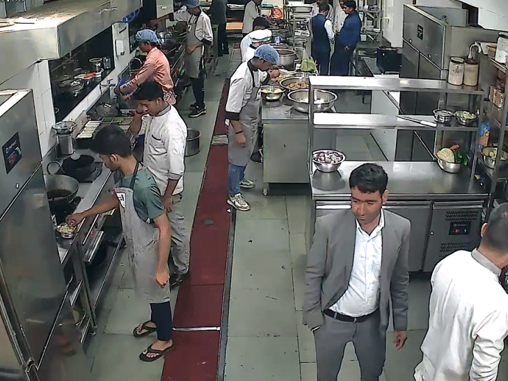 नॉनवेज बनते वक्त कर्मचारी की नजर कैमरे पर पड़ती है।