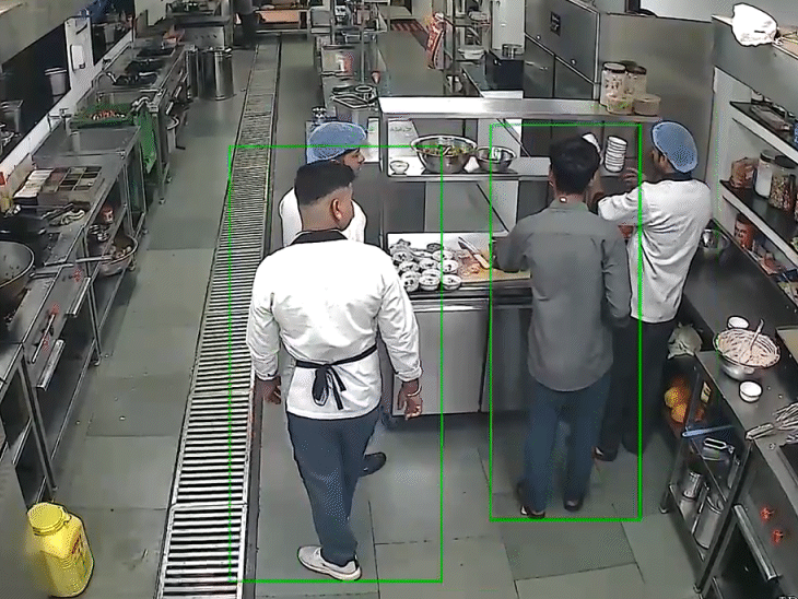 यह वह तस्वीर है, जब कर्मचारी आपस में नॉनवेज पकाने के बाद हाथ धो लेना का कहते सुनाई दे रहे हैं।