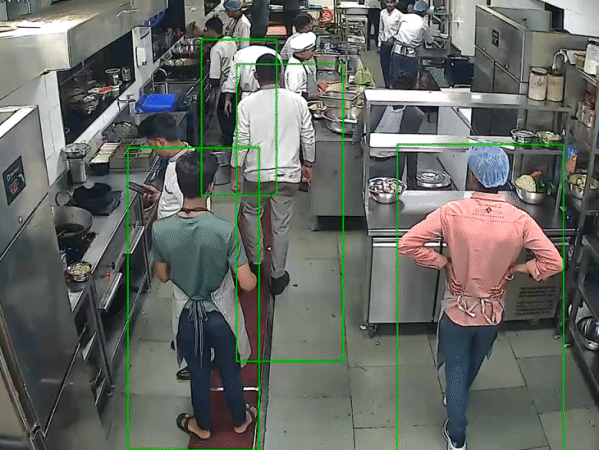 होटल स्टॉफ एक डस्टबीन लेकर आया और कैमरे का एंगल बदल दिया।