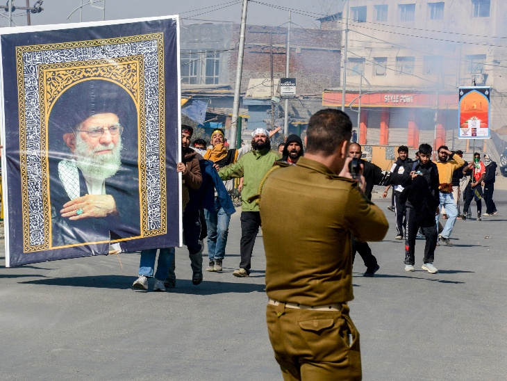 श्रीनगर में प्रदर्शन कर रहे लोगों को रोकने आंसू गैस के गोले छोड़े गए।