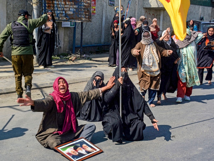 श्रीनगर में महिलाओं को रैली लेकर आगे बढ़ने से रोका तो वे सड़क पर बैठ गईं।