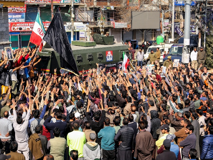 पुलवामा में खामेनेई की हत्या के विरोध में मुस्लिम समुदाय के लोगों ने गंगू से विरोध मार्च निकाला।