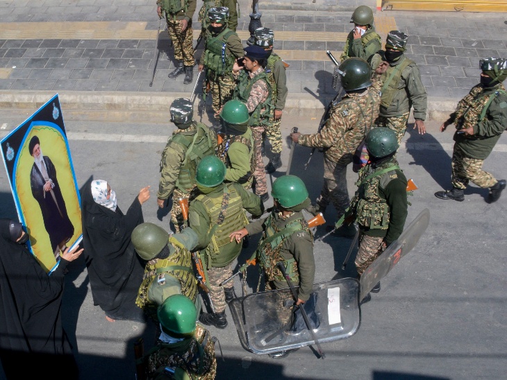 श्रीनगर में सड़कों पर उतरी महिलाएं सुरक्षा बलों से बहस करती दिखाई दीं।