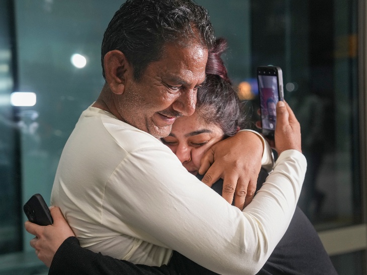 अबू धाबी से एक भारतीय परिवार के सुरक्षित दिल्ली पहुंचने पर परिजन ने राहत की सांस ली।