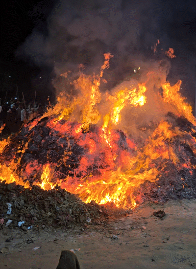 लोगों ने होलिका जलाई। आग धधकने लगी तो पंडा प्रह्लाद कुंड में स्नान करके निकले।