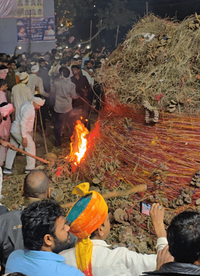 फालैन गांव के साथ 12 अन्य गांव की होली एक ही स्थान पर रखी जाती है, जिसका सभी दहन करते हैं।