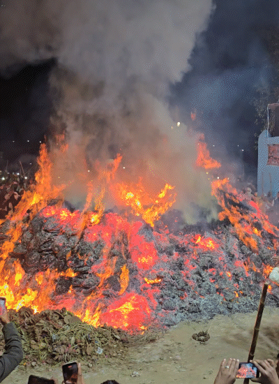 कुंड से निकलने के बाद 25 फीट ऊंची जलती हुई होलिका को दौड़ते ही संजू पंडा ने पार कर दिया।