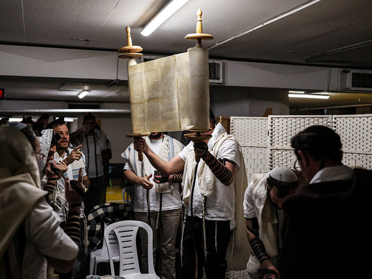 इजराइल में यहूदी पर्व पुरिम ( Purim) मनाया जा रहा है। इस मौके पर तेल अवीव में मंगलवार को एक बम शेल्टर में स्थानीय लोगों ने बुक ऑफ ईथर का पाठ किया और तोराह स्क्रॉल उठाया। यह पर्व प्राचीन फारस में यहूदियों के नरसंहार से बचाए जाने की स्मृति में मनाया जाता है।