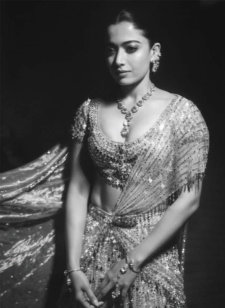 विजय और रश्मिका ने संगीत नाइट में डिजाइनर फाल्गुनी शेन पीकॉक के आउटफिट पहने।