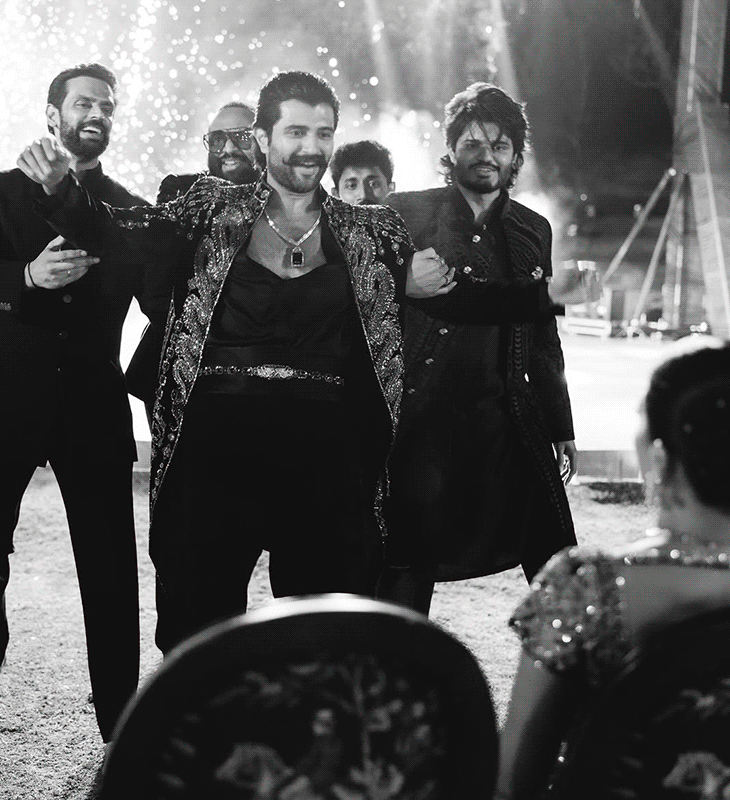 विजय के भाई आनंद ने अपनी भाभी रश्मिका के साथ स्टेज पर डांस किया। साथ ही उन्होंने ग्रूम स्क्वॉड के साथ कुछ तस्वीरें भी खिंचवाईं।