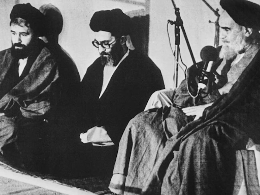 1979 में ईरान की इस्लामिक क्रांति के दौरान एक प्रोटेस्ट में खामेनेई (बीच में)।