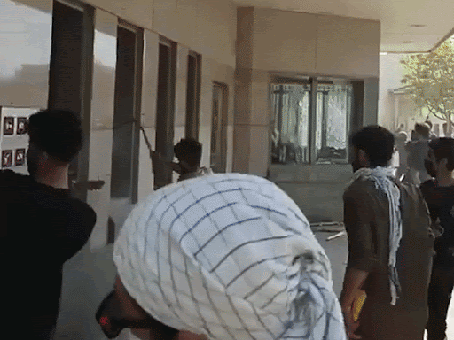 ईरानी सुप्रीम लीडर खामेनेई की मौत के बाद पाकिस्तान के कराची में कुछ लोगों ने अमेरिकी दूतावास पर हमला कर दिया था।