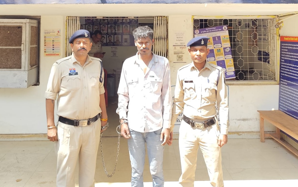 पुलिस की गिरफ्त में आरोपी।