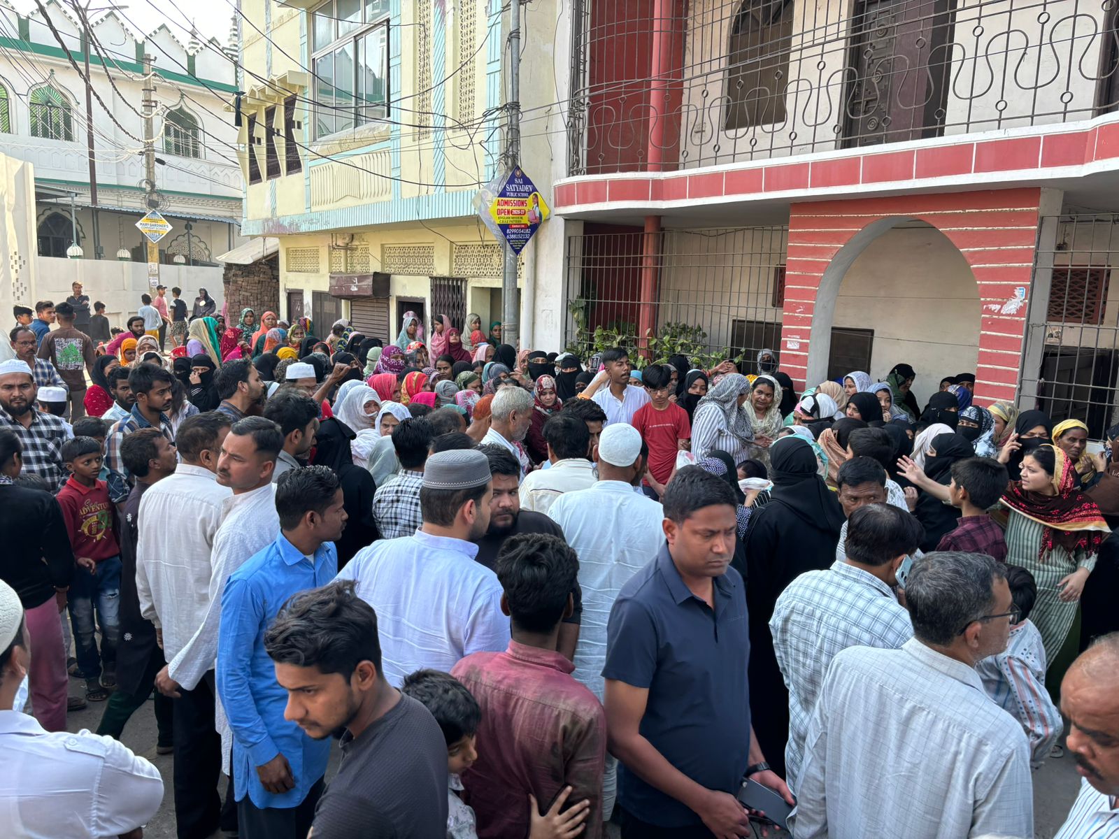 सरोजनीनगर के बेहसा गांव में मृतक उनैज के घर के बाहर नाराज लोगों ने पुलिस प्रशासन के खिलाफ जमकर नारेबाजी की।