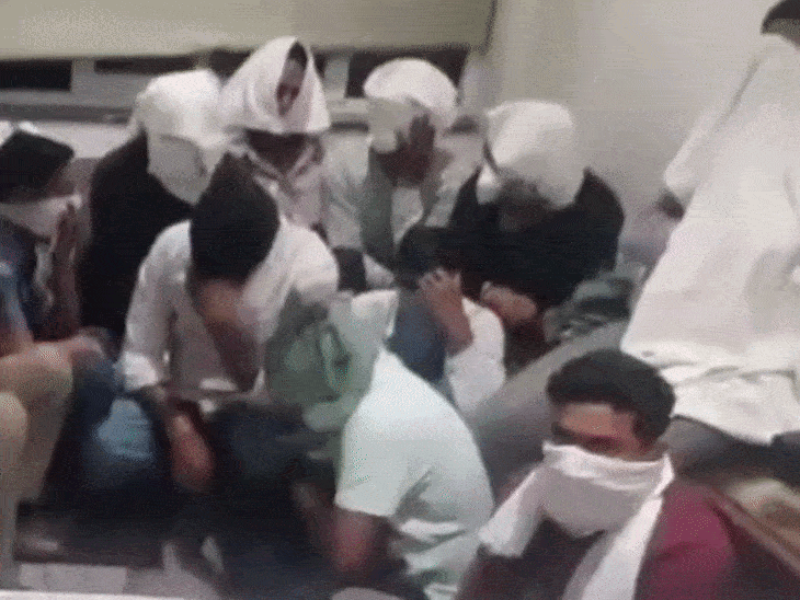 होटल व्हाइट सीजन में पकड़े जुआरी, बेड पर पड़ी ताश की गड्डी व रुपए। - Dainik Bhaskar