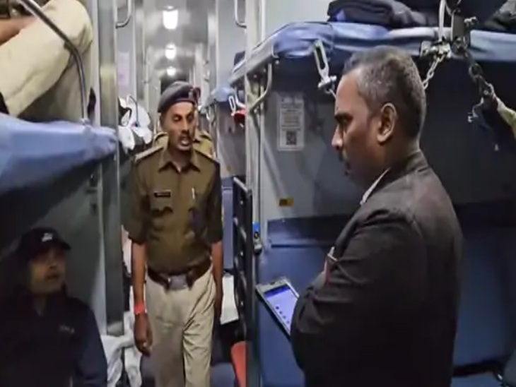 ट्रेन में लोगों को जागरूक करती रेल पुलिस।