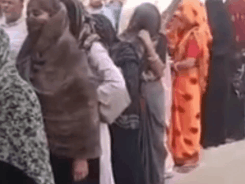 झुंझुनू में पोलिंग बूथ पर वोट डालने के लिए लाइनों में खड़ी महिलाएं