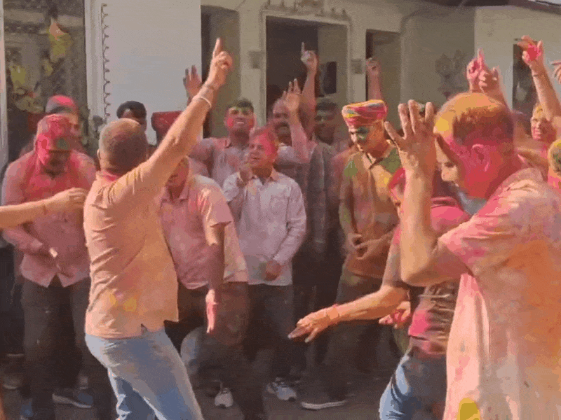 एसपी आवास पर आयोजित हुआ होली स्नेह मिलन समारोह पर एसपी और जिला कलेक्टर ने पुलिस कर्मियों के साथ खूब खुशी और उत्साह से डांस किया