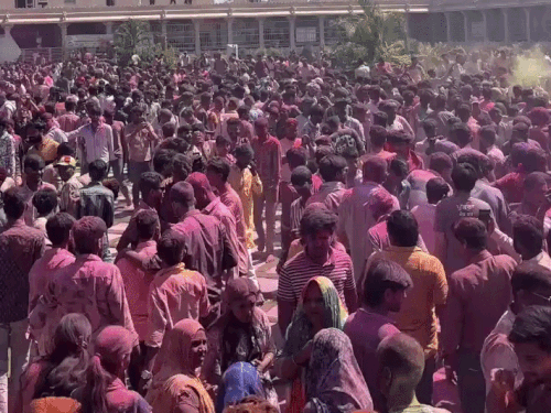 फोटो सांवलिया सेठ के मंदिर के बाहर का है। जहां सुबह से ही भक्तों की भारी भीड़ रही।