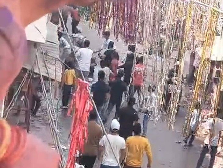 दौलतगंज स्थित प्रभा देवी मंदिर के पास बुधवार को होली खेलने को लेकर दो समुदायों में विवाद हो गया।