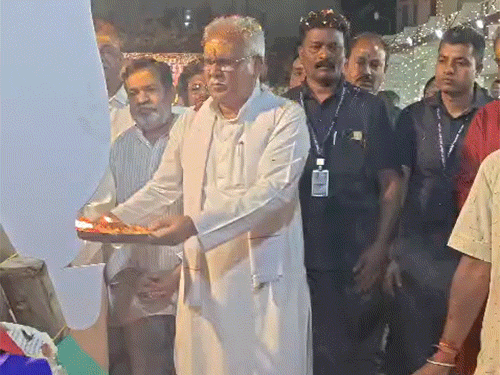 पूर्व सीएम ने होलिका दहन से पहले पूजा-अर्चना की।