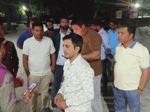 डॉक्टर के साथ हुई मारपीट के बाद अस्पताल में हंगामा करते डॉक्टर।