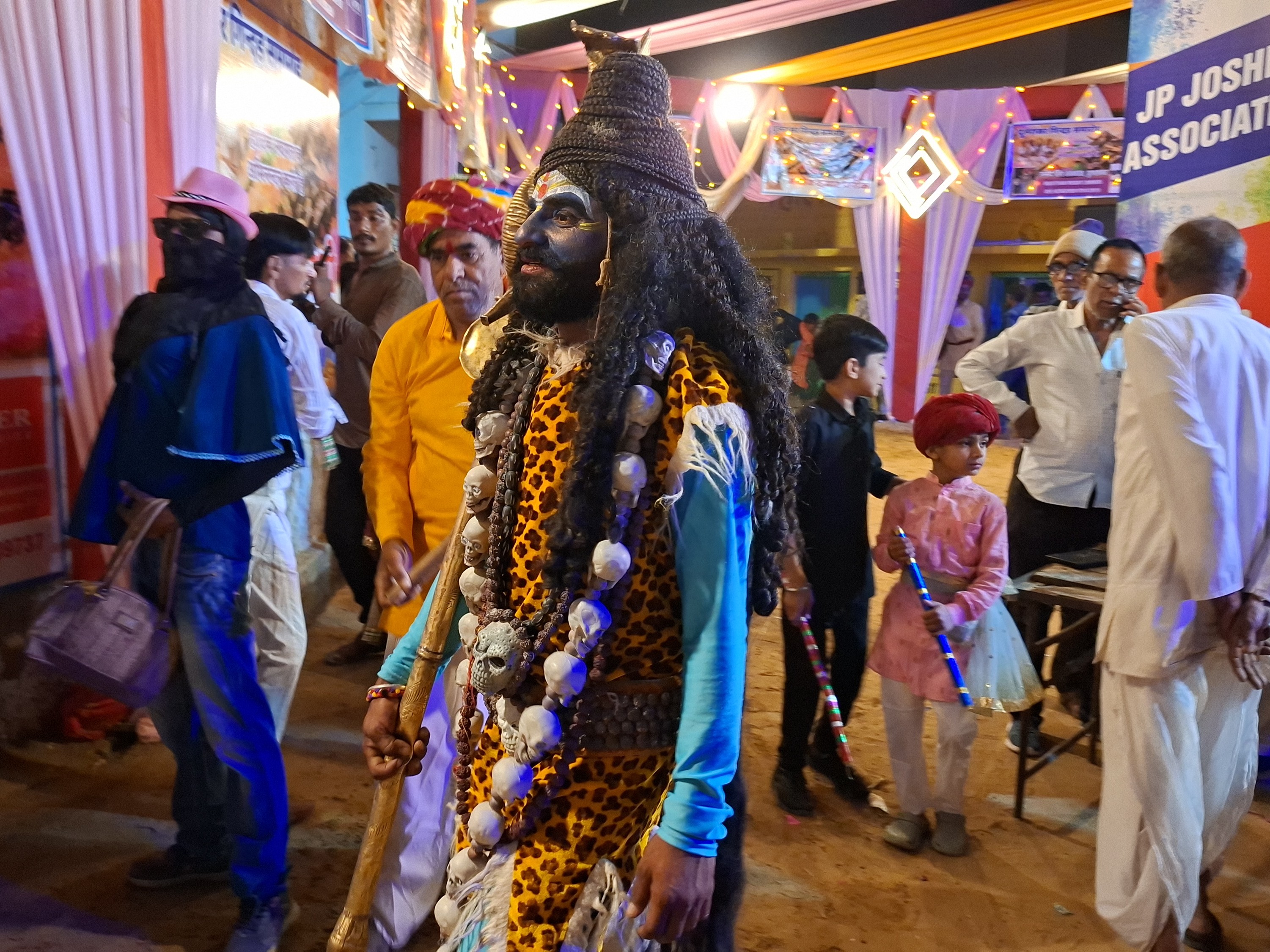 कार्यक्रम के अंदर लोगों ने अलग अलग भेष धारण किए।