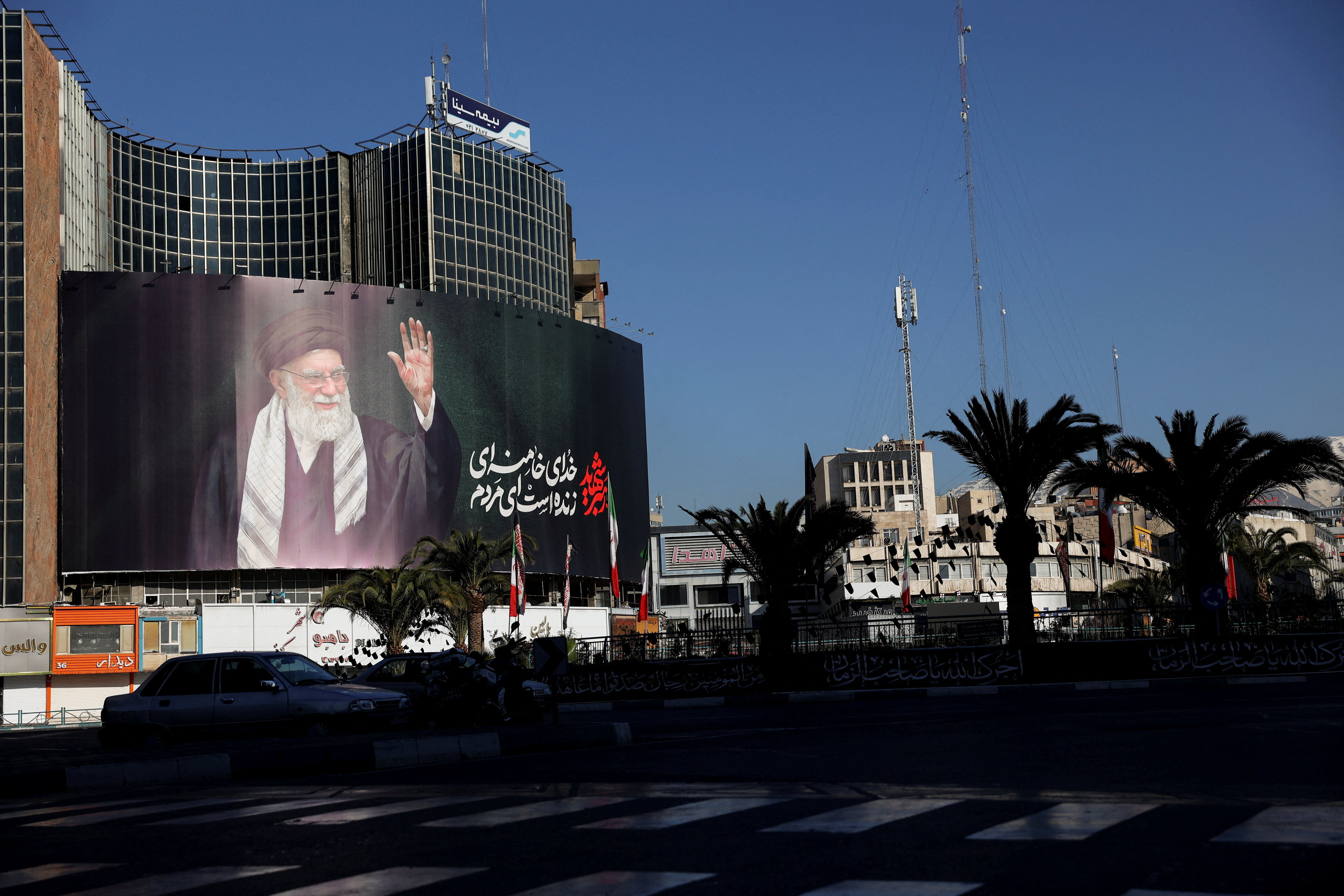 तेहरान में आज रात 11:30 बजे से ईरान के सुप्रीम लीडर आयातुल्ला अली खामेनेई की याद में तीन दिनों का कार्यक्रम शुरू होगा। ईरान की तसनीम न्यूज एजेंसी के मुताबिक, लोग तेहरान के ग्रैंड मोसल्ला में इकट्ठा होकर उन्हें श्रद्धांजलि देंगे। खामेनेई के अंतिम संस्कार की तारीख और बाकी जानकारी जल्द ही बताई जाएगी। तेहरान समेत कई शहरों में उनके बड़े-बड़े बैनर और बिलबोर्ड लगाए गए हैं।