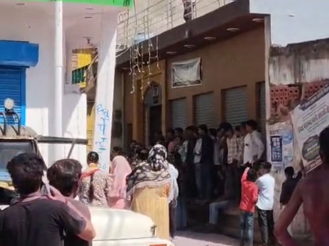 बूंदी के अलोद गांव में होली जुलूस के दौरान रंग फेंकने को लेकर तनाव उत्पन्न हो गया।