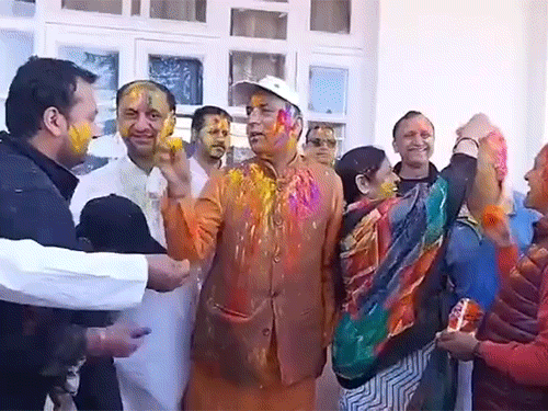 नेता प्रतिपक्ष जयराम ठाकुर शिमला में अपने समर्थकों के साथ होली मनाते हुए।
