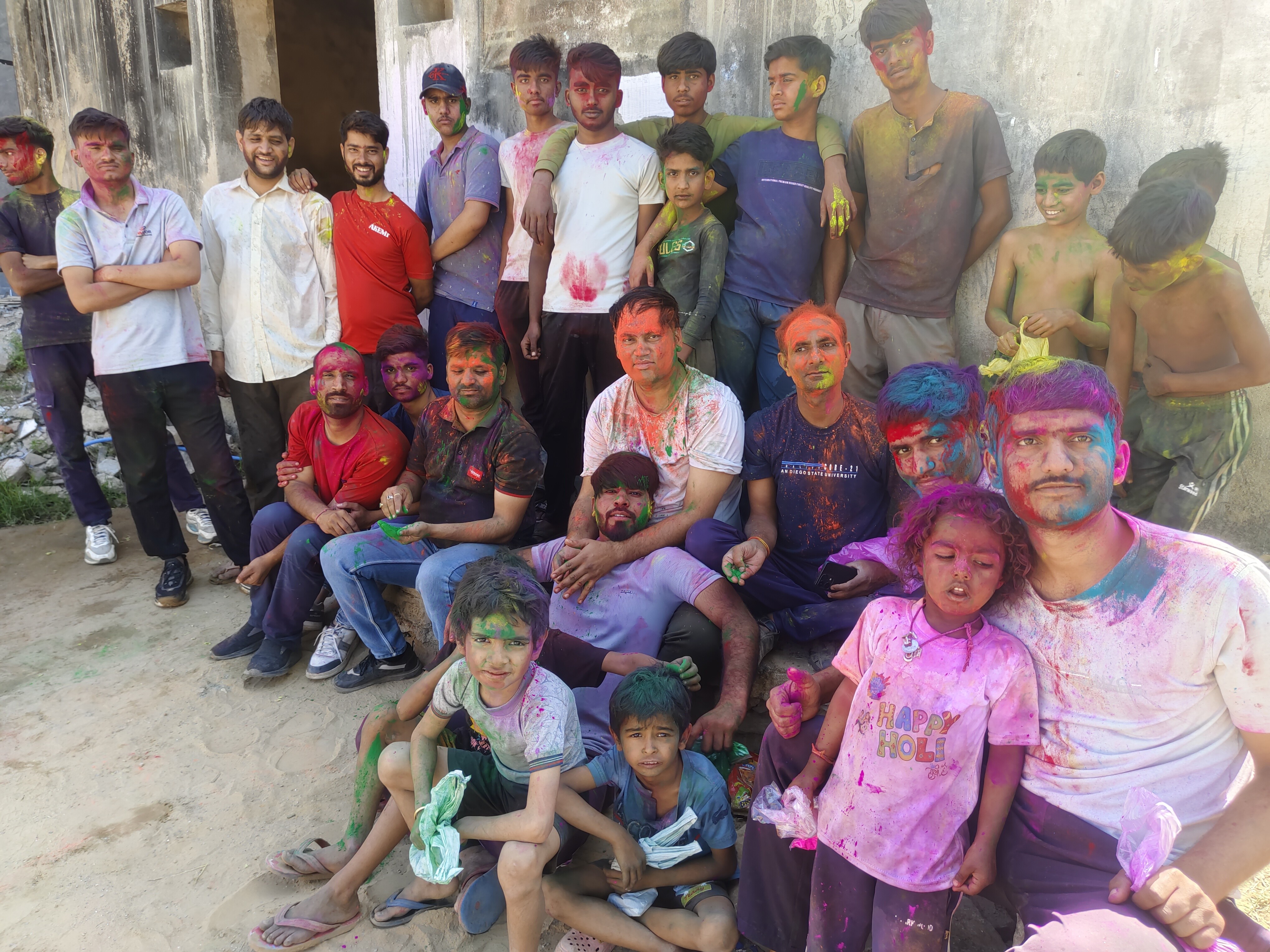 युवक-युवतियों ने डीजे की धुन पर नृत्य किया और एक-दूसरे को रंग लगाकर पर्व की बधाई दी।