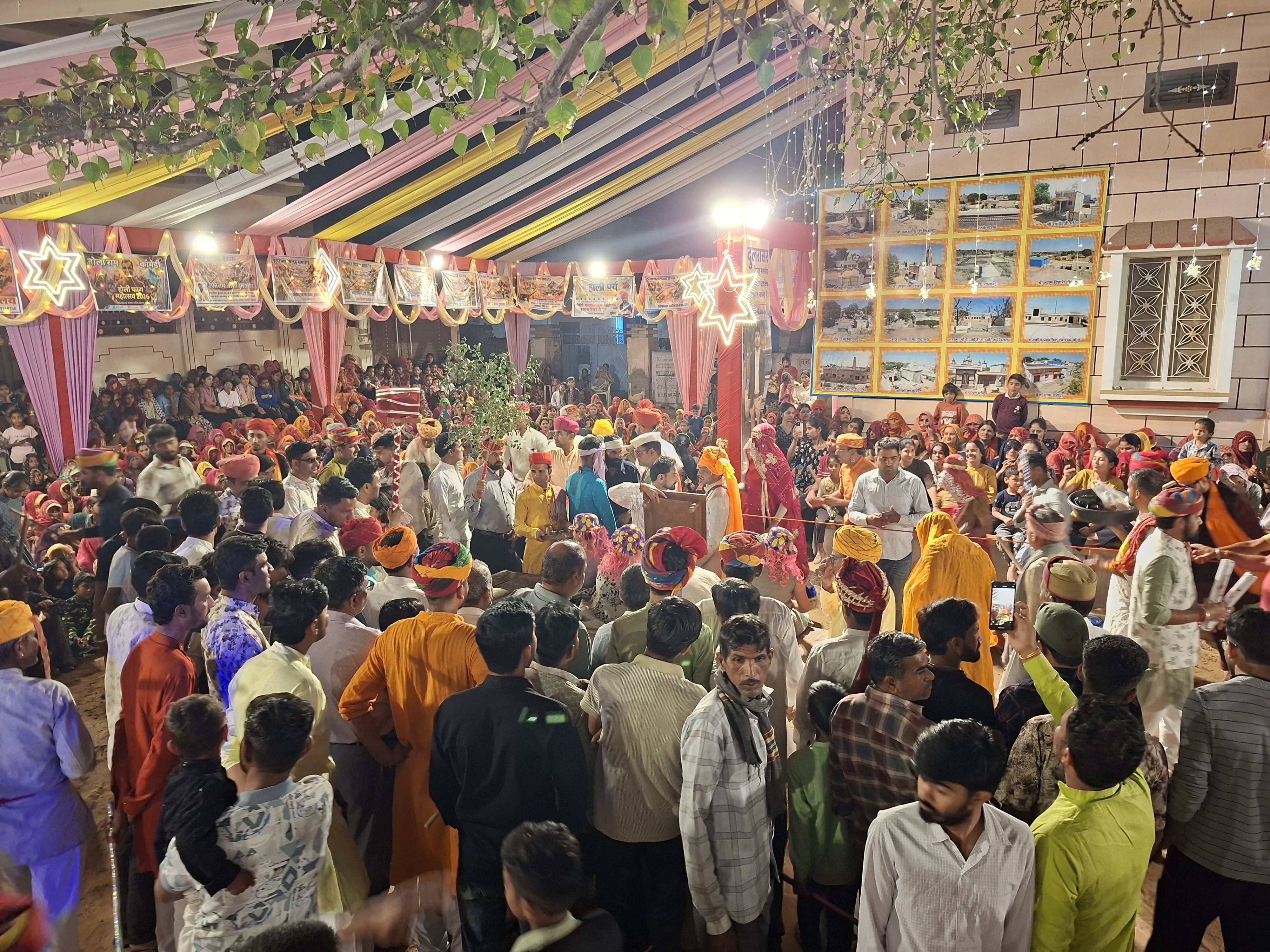 कार्यक्रम के दौरान बड़ी संख्या में लोग मौजूद रहे।