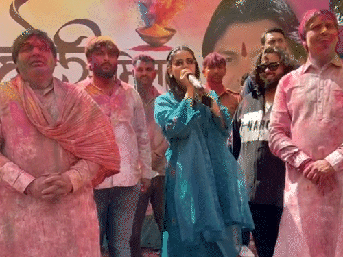 गुरुग्राम में होली सेलिब्रेशन कार्यक्रम में पहुंची हरियाणवी कलाकार प्रांजल दहिया