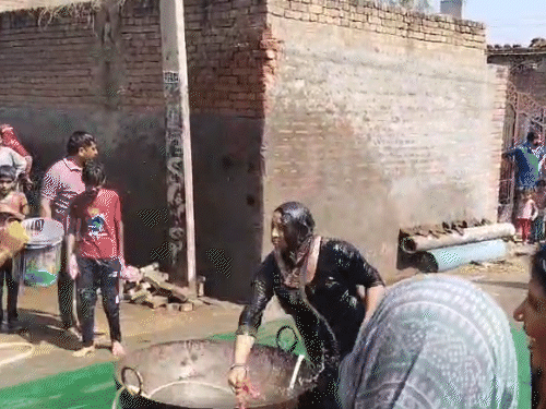 फतेहाबाद के रतिया में कोरड़ा मार होली खेलती महिलाएं।