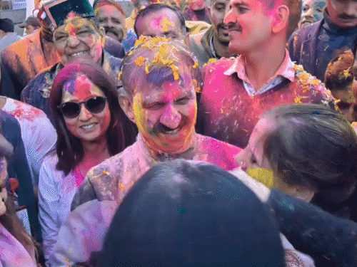 सीएम सुक्खू सरकारी आवास ओक ओवर में समर्थकों के साथ होली मनाते हुए।