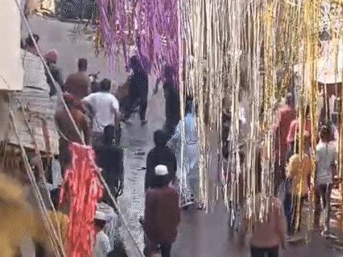 एक समुदाय के युवकों ने दूसरे पक्ष के युवक को पीट दिया। इसके बाद दोनों पक्षों में पत्थरबाजी हुई।