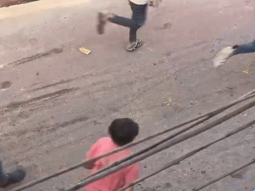 सज्जादबाग में बवाल कर रहे युवकों को पुलिस ने खदेड़ा। घटनास्थल पर भारी पुलिस बल तैनात किया गया है।