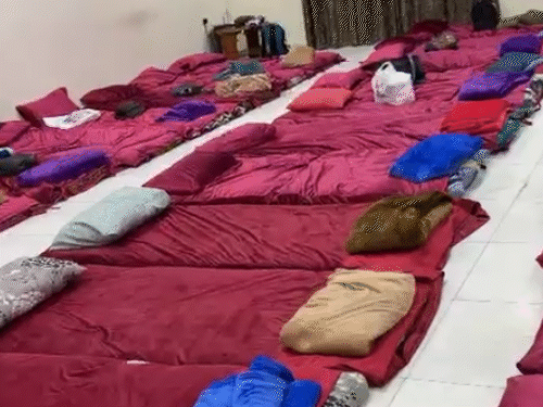 युद्ध के कारण दुबई और आसपास फंसे भारतीयों के रुकने के लिए राजस्थान के बिजनेसमैन धीरज जैन ने अपने फार्म हाउस पर इस तरह गद्दे बिछवा दिए हैं, ताकि अधिक से अधिक लोग यहां ठहर सकें।