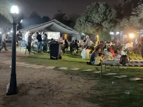 फॉर्म हाउस में ठहरे हुए लोगों के लिए मंनोरंजन के लिए LED भी लगाई है।
